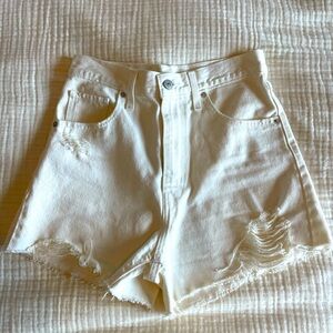 Levi’s high rise 4” ivory denim short
